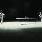 Bruce Lee jugando Ping Pong con chacos