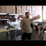 Niño lanzando pizza Like a Boss