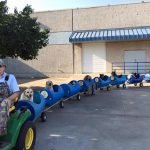 Anciano construye un tren para pasear a nueve perros que salvó de las calles
