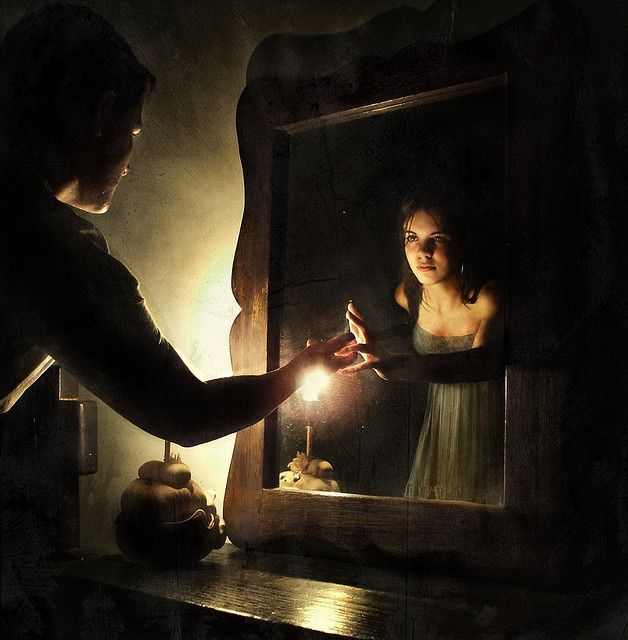 Resultado de imagen de La luz de la vela reflejada en el espejo