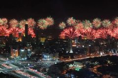 Kuwait celebra su jubileo de oro en un mar de fuegos artificiales