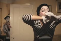 The girl is mime corto