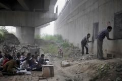 escuela bajo puente India (2)