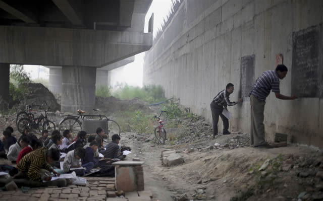 escuela bajo puente India (2)