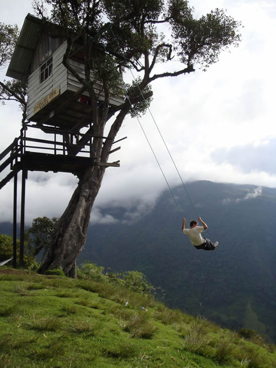Colgando sobre el borde de un acantilado en Ecuador