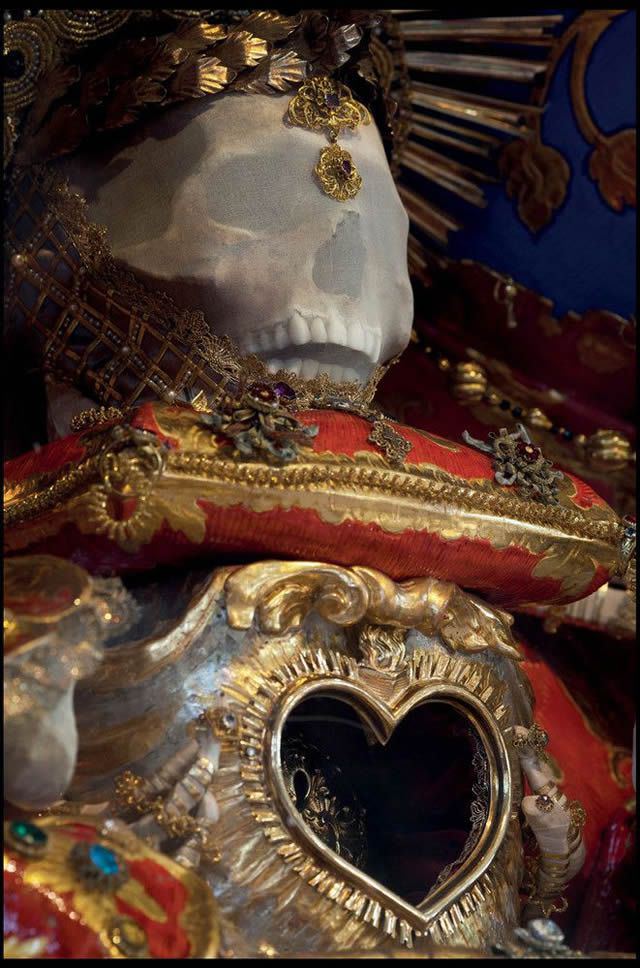 Esqueletos con joyas, santos catacumbas roma (9)