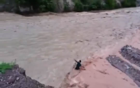 Un hombre se suicida luego de las inundaciones en Guerrero