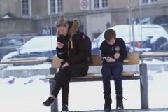 Ciudadanos noruegos reaccionan ante un niño congelándose en la calle