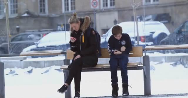 Ciudadanos noruegos reaccionan ante un niño congelándose en la calle
