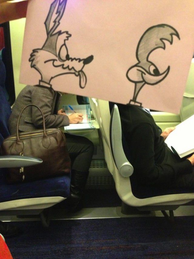 Pequeños dibujos en post-it reemplazan las cabezas de pasajeros del tren (3)