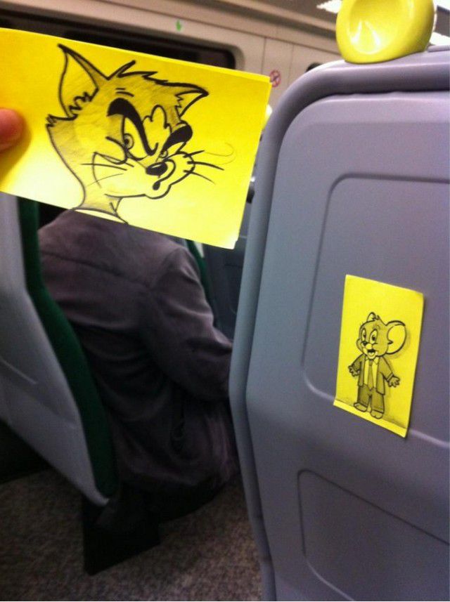 Pequeños dibujos en post-it reemplazan las cabezas de pasajeros del tren (15)