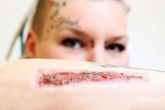 mujer corta tatuaje