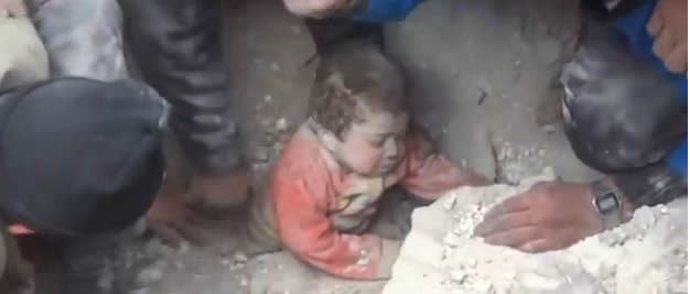 Conmovedor rescate de un niño en Siria