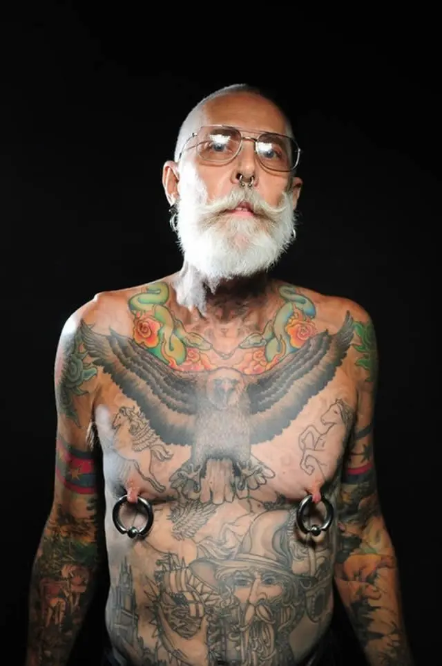 Abuelos con tatuajes finalmente responden: “¿Y cuando uno se hace viejo?” -  Marcianos