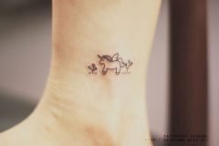 Los tatuajes minimalistas de Seoeon