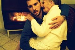 Joven comparte una foto con su abuela y emociona a todo el mundo