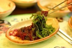 ¿Cómo surgió la tradición oriental de comer con palillos?