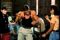 Van Damme recrea la escena de baile de “Kickboxer” + VIDEOS