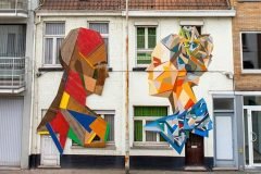 Artista belga construye murales a partir de puertas desechadas