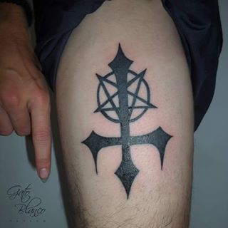 cruz invertida tatuaje
