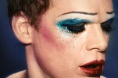 El actor de Dexter canta el nuevo single de David Bowie