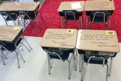Profesora incentiva a sus alumnos antes del examen con mensajes en las butacas