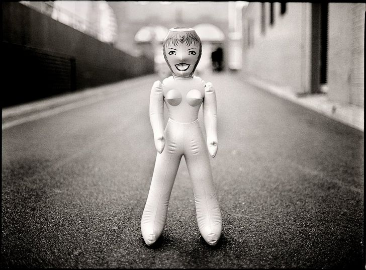 muñeca en la calle