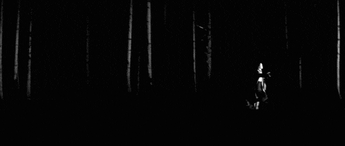 niña corriendo bosque oscuridad