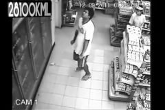 Diabólico: cámaras filman a hombre poseído en una tienda