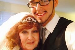 Mujer de 71 se casa con joven de 17 que conoció en el velorio de su hijo