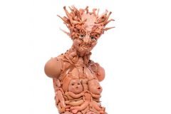 Raras esculturas creadas a partir de muñecas desechadas