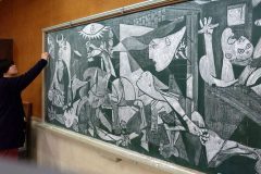 Profesor japonés recrea obras de arte en pizarrón
