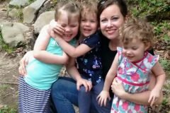 Madre que no vacunó a sus hijas se arrepiente cuando las niñas enferman