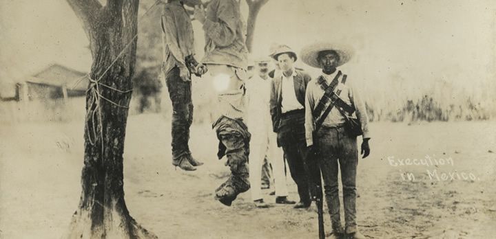 Esta clase de ejecuciones fueron algo común en la época de la revolución mexicana. Fotografía ca. 1910-1917, cortesía de DeGolyer Library, Southern Methodist University.