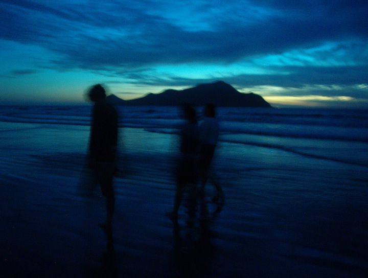 sombras-caminando-playa-por-la-noche