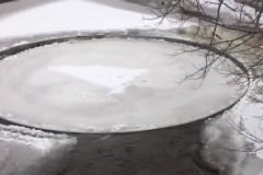 Graban enorme disco de hielo girando en medio de un río
