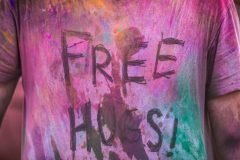 camiseta abrazos gratis free hugs colores