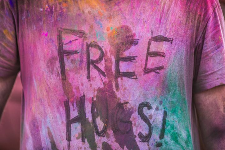 camiseta abrazos gratis free hugs colores