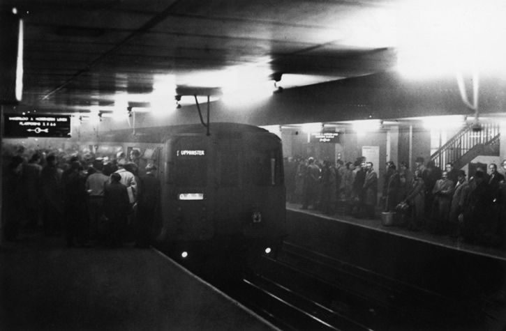 Metro abarrotado en londres gran niebla 1952