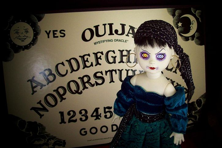 muñeca diabolica fondo tablero ouija