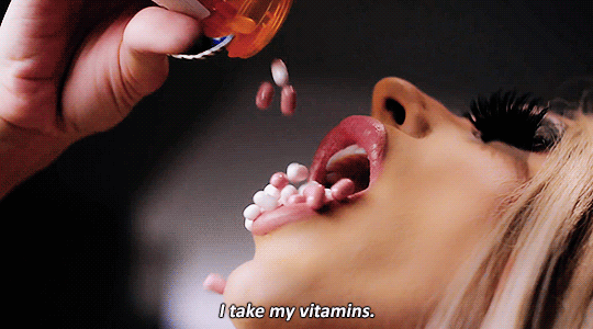 tomando vitaminas