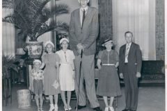 Robert Wadlow posando junto a su familia