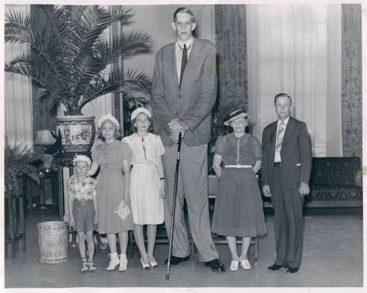 Robert Wadlow posando junto a su familia