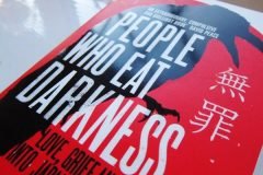 People Who Eat Darkness The True Story of a Young Woman portada libro