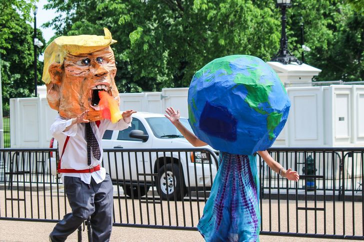 Trump botarga persiguiendo planeta tierra
