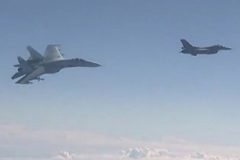 caza de la OTAN vs caza escolta ruso