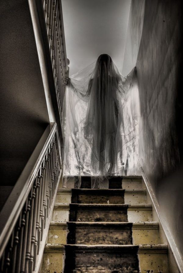 fantasma bajando las escaleras