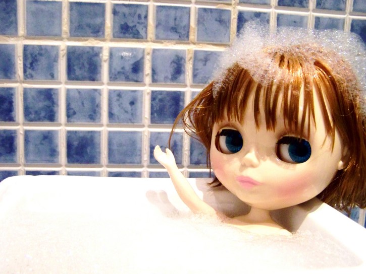 muñeca dandose un baño