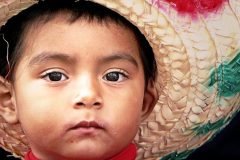 niño con sombrero mexicano