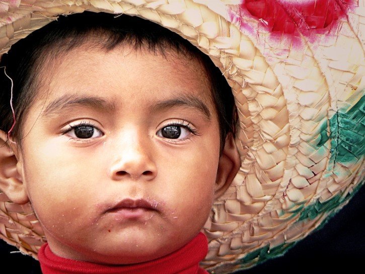 niño con sombrero mexicano